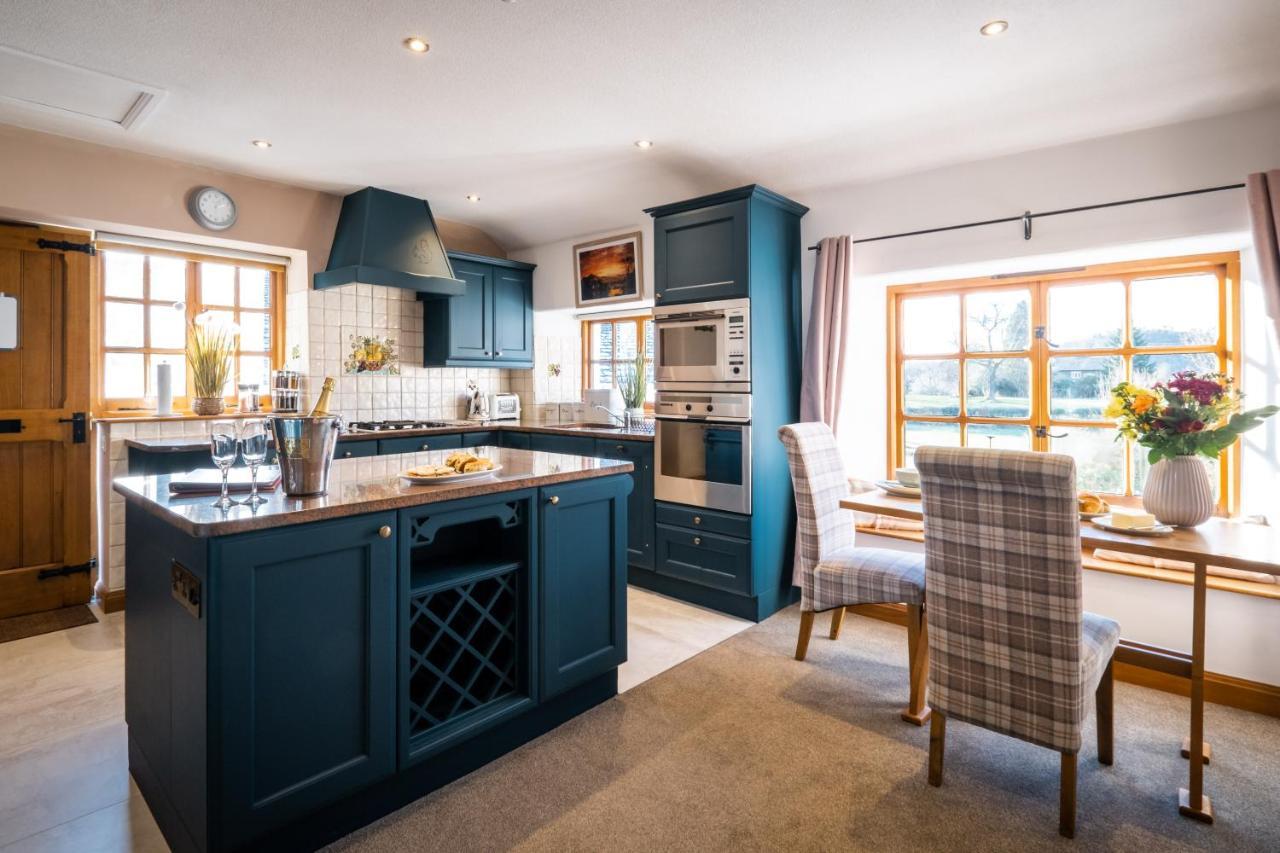 Stunning Cottage Grade 2 Listed With Parking And Hot Tub Bowness-on-Windermere Zewnętrze zdjęcie
