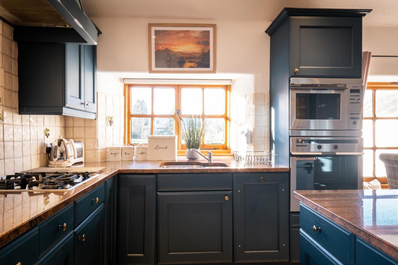 Stunning Cottage Grade 2 Listed With Parking And Hot Tub Bowness-on-Windermere Zewnętrze zdjęcie