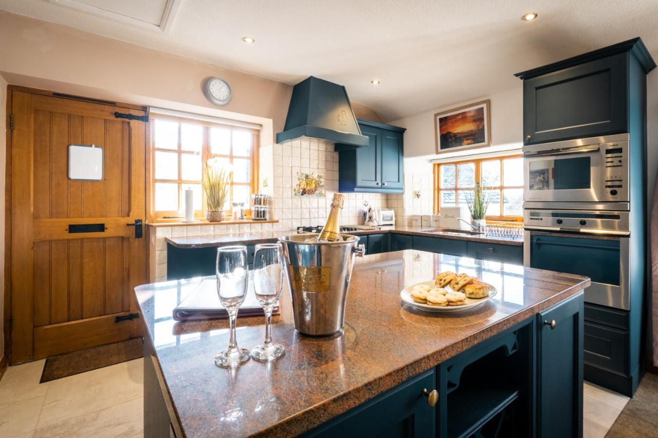 Stunning Cottage Grade 2 Listed With Parking And Hot Tub Bowness-on-Windermere Zewnętrze zdjęcie