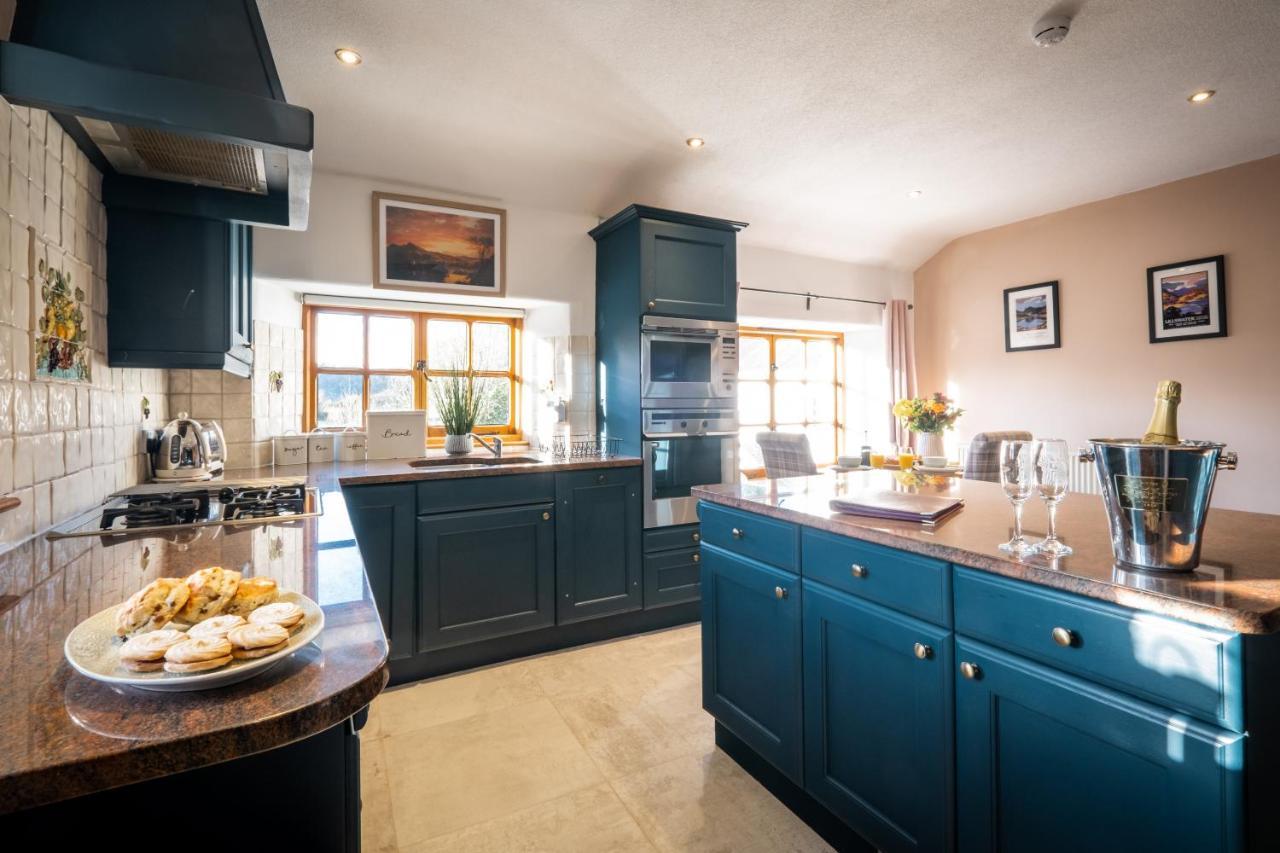 Stunning Cottage Grade 2 Listed With Parking And Hot Tub Bowness-on-Windermere Zewnętrze zdjęcie
