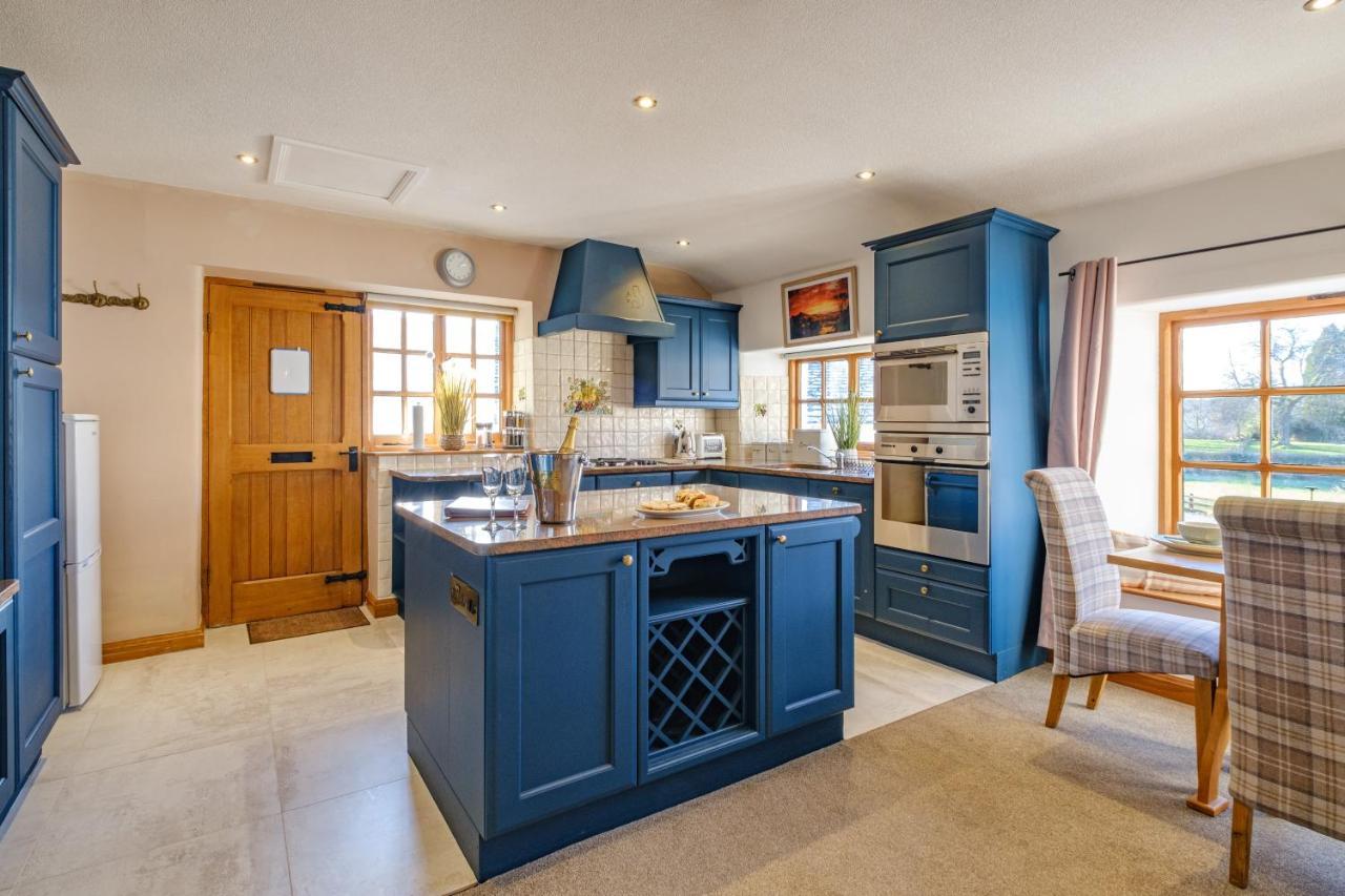 Stunning Cottage Grade 2 Listed With Parking And Hot Tub Bowness-on-Windermere Zewnętrze zdjęcie