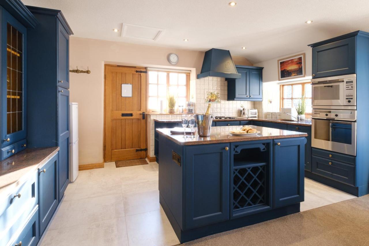 Stunning Cottage Grade 2 Listed With Parking And Hot Tub Bowness-on-Windermere Zewnętrze zdjęcie