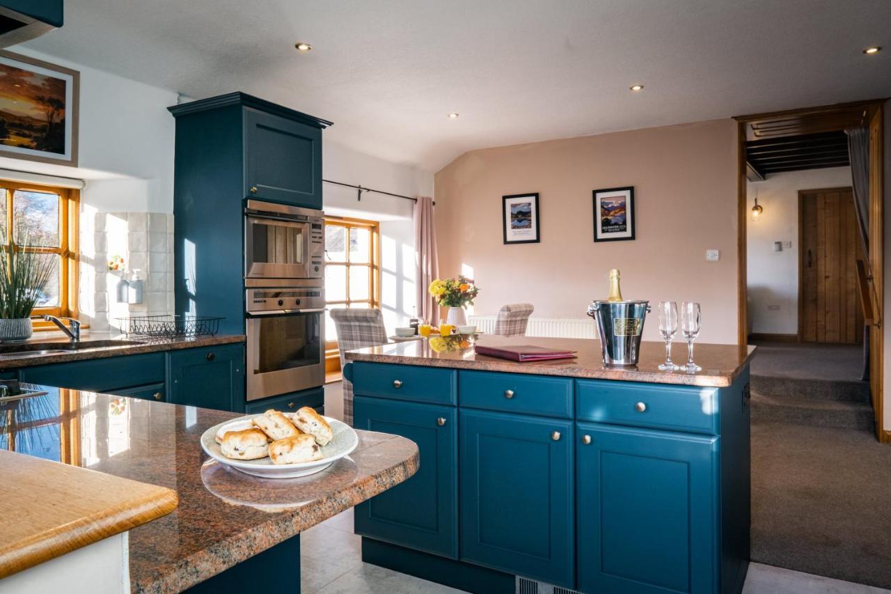 Stunning Cottage Grade 2 Listed With Parking And Hot Tub Bowness-on-Windermere Zewnętrze zdjęcie