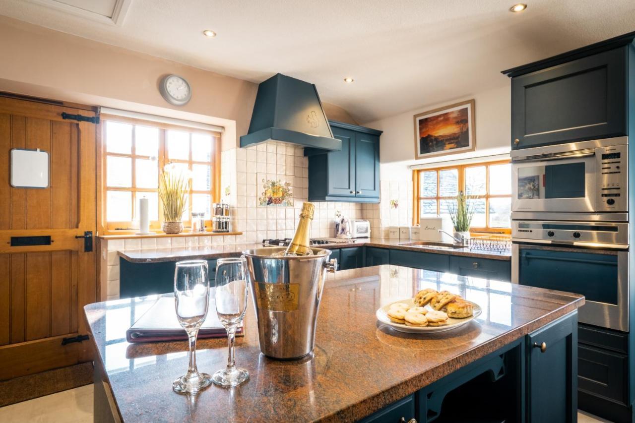 Stunning Cottage Grade 2 Listed With Parking And Hot Tub Bowness-on-Windermere Zewnętrze zdjęcie