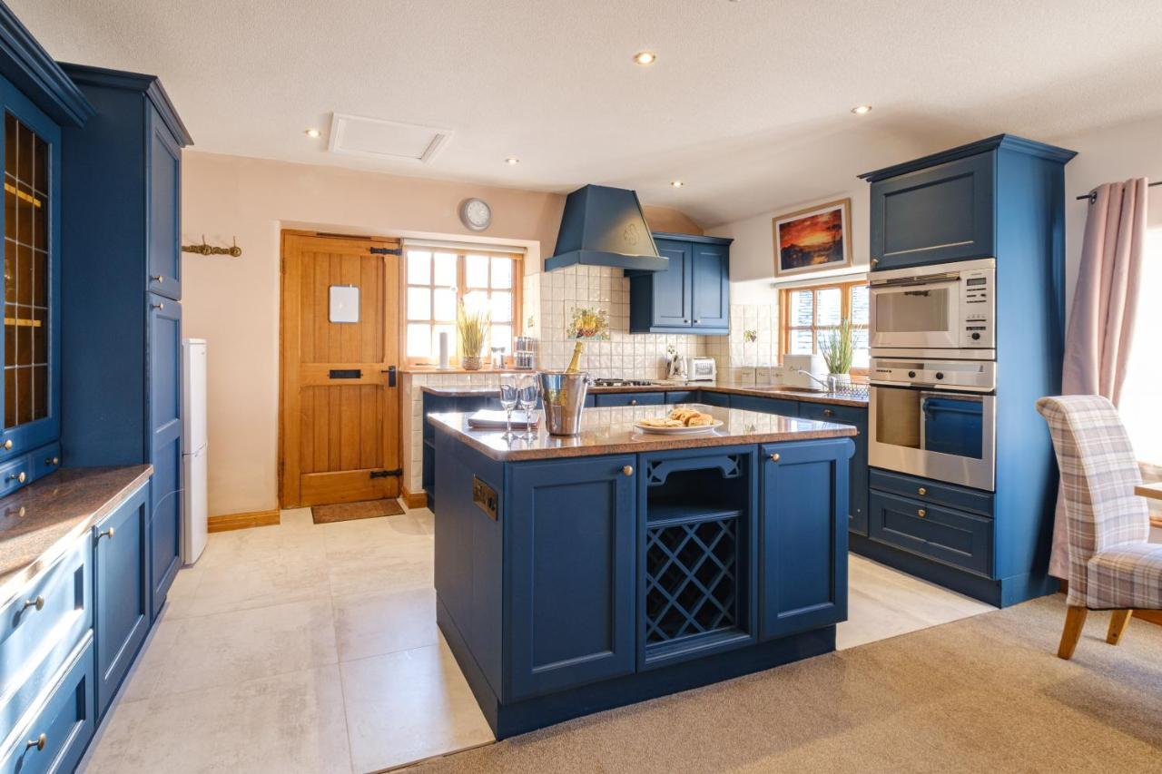 Stunning Cottage Grade 2 Listed With Parking And Hot Tub Bowness-on-Windermere Zewnętrze zdjęcie