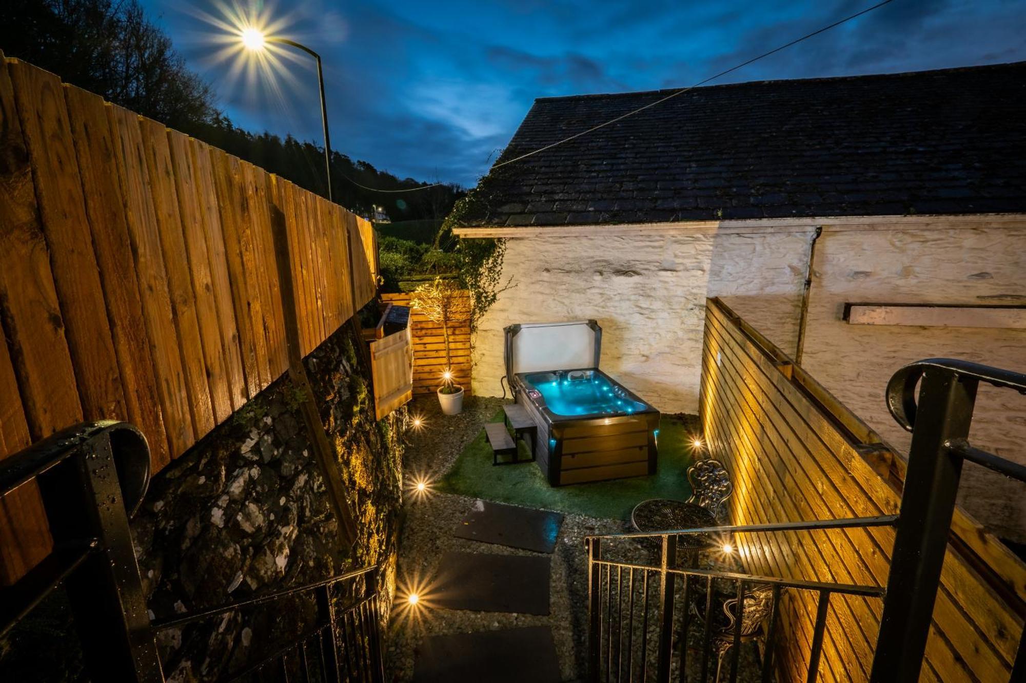 Stunning Cottage Grade 2 Listed With Parking And Hot Tub Bowness-on-Windermere Zewnętrze zdjęcie