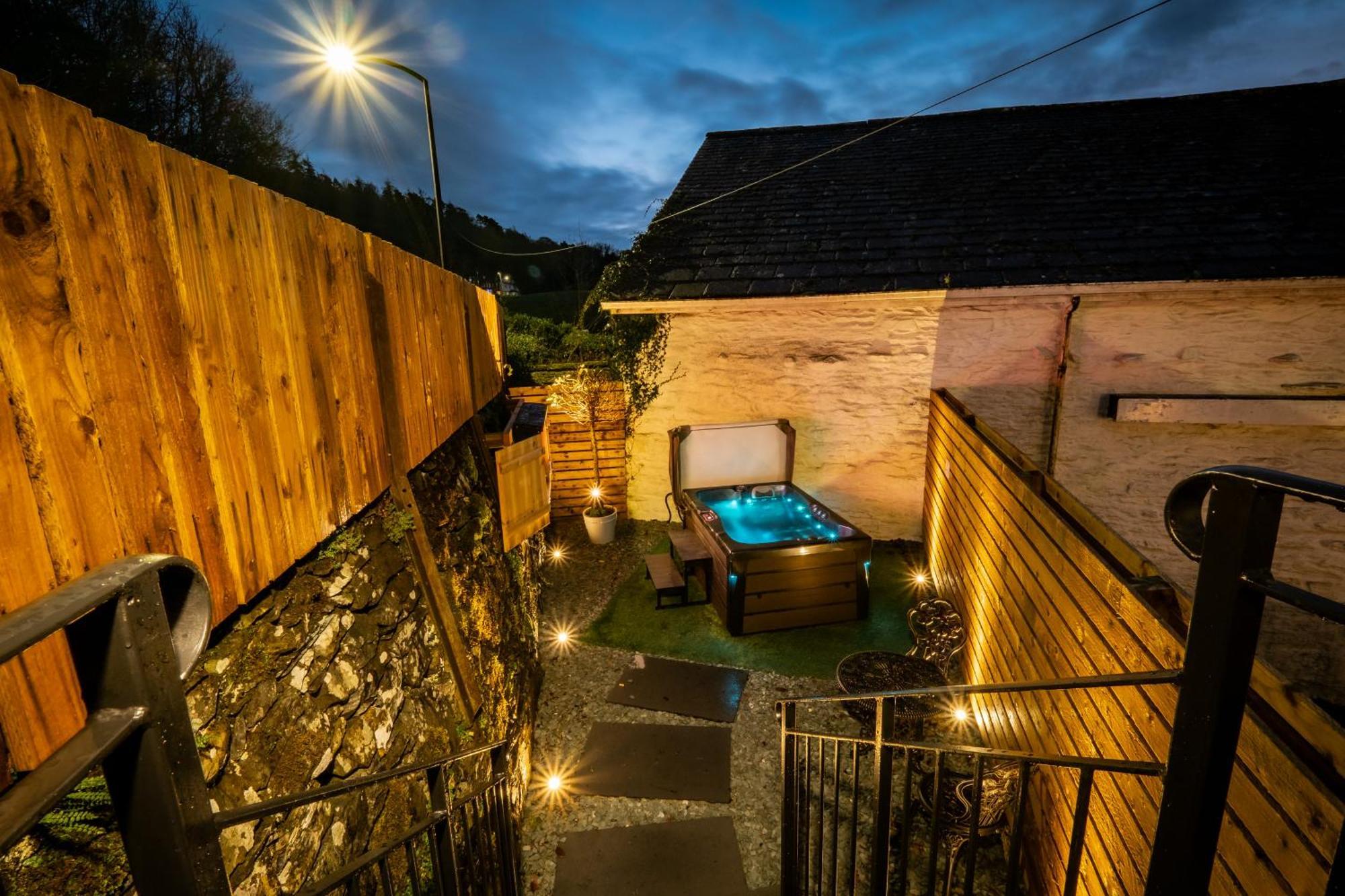 Stunning Cottage Grade 2 Listed With Parking And Hot Tub Bowness-on-Windermere Zewnętrze zdjęcie
