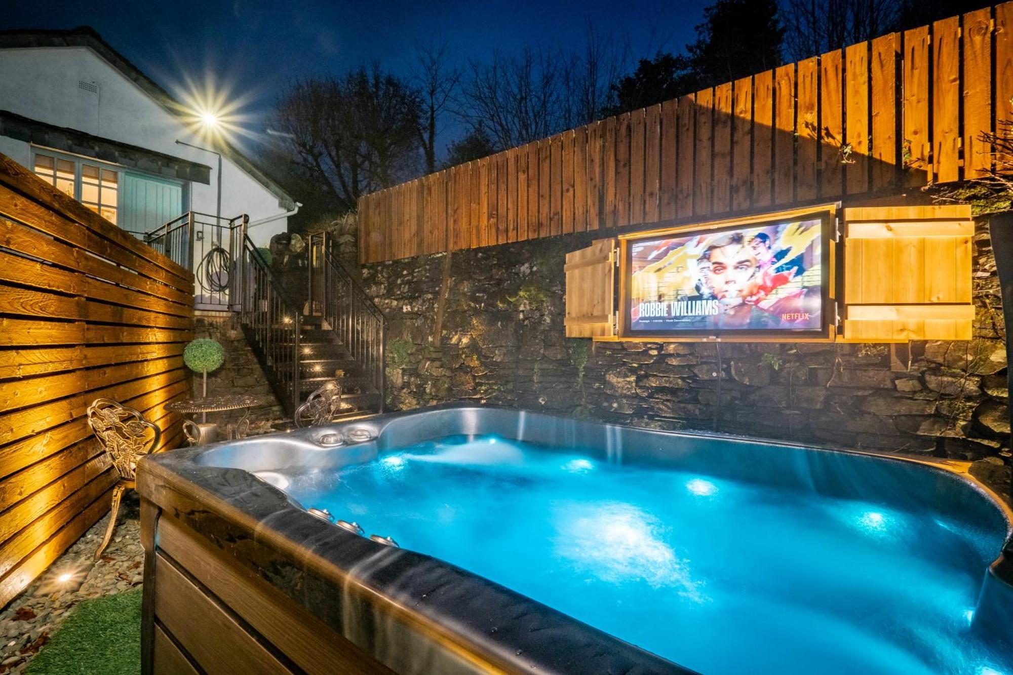 Stunning Cottage Grade 2 Listed With Parking And Hot Tub Bowness-on-Windermere Zewnętrze zdjęcie