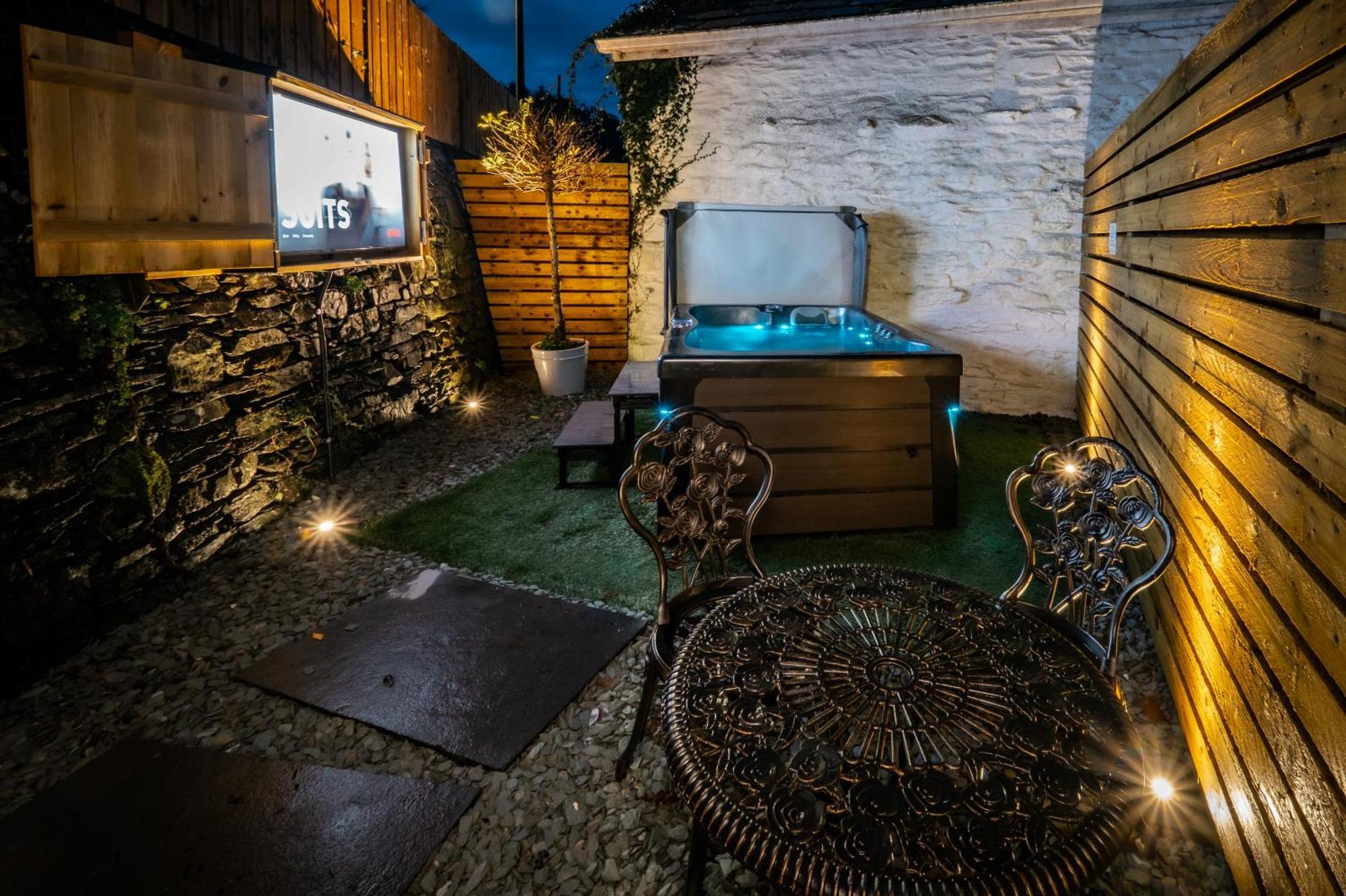 Stunning Cottage Grade 2 Listed With Parking And Hot Tub Bowness-on-Windermere Zewnętrze zdjęcie