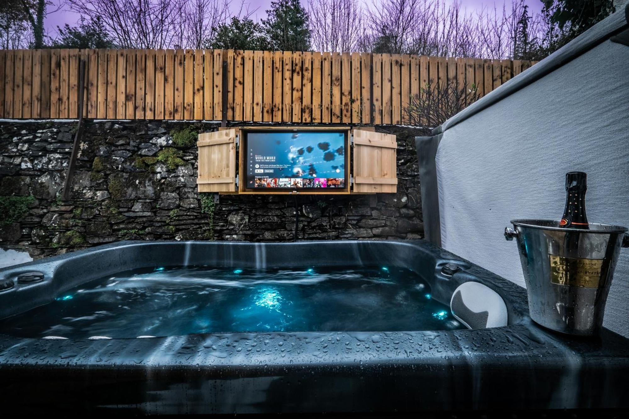 Stunning Cottage Grade 2 Listed With Parking And Hot Tub Bowness-on-Windermere Zewnętrze zdjęcie
